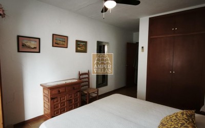 Amplio bungalow con piscina y pista de tenis comunitarios al lado del club de Golf.